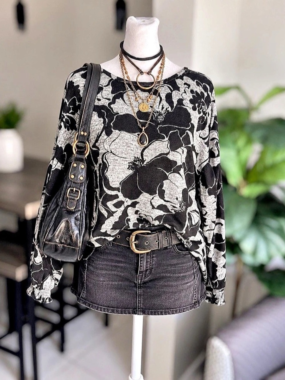 Madison + Hudson Women’s Size L Floral Long Sleeve Stretch Knit Top